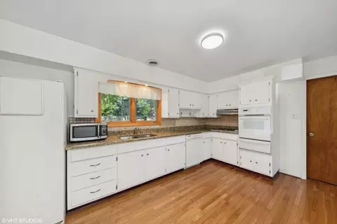 Kitchen - 208 Spring Ct, Roselle, IL 60172 photo 2 of 2