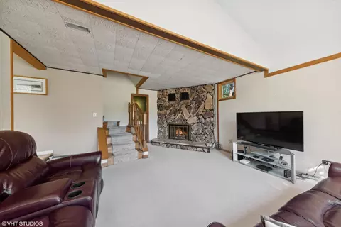 Living - 208 Spring Ct, Roselle, IL 60172 photo 4 of 4