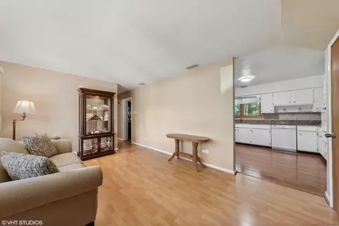 Living - 208 Spring Ct, Roselle, IL 60172 photo 2 of 4