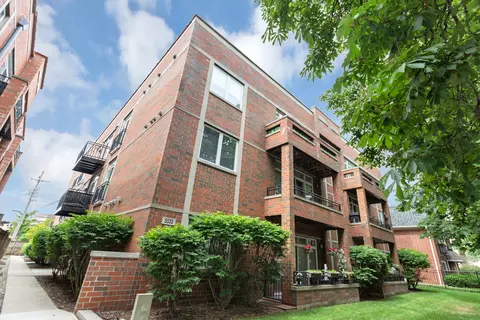 5533 W Higgins Ave #302, Chicago, IL 60630