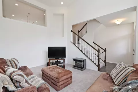 2971 Madison Dr, Naperville, IL 60564 photo 2