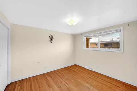 Bedroom - 8666 Gregory Ln #E, Des Plaines, IL 60016 photo 1 of 6