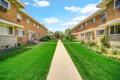 Exterior - 8666 Gregory Ln #E, Des Plaines, IL 60016 photo 4 of 5