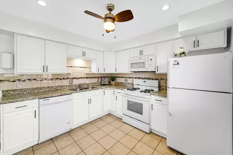 Kitchen - 8666 Gregory Ln #E, Des Plaines, IL 60016 photo 1 of 2