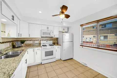Kitchen - 8666 Gregory Ln #E, Des Plaines, IL 60016 photo 2 of 2