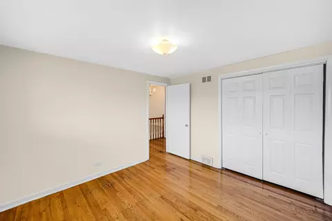 Bedroom - 8666 Gregory Ln #E, Des Plaines, IL 60016 photo 2 of 6