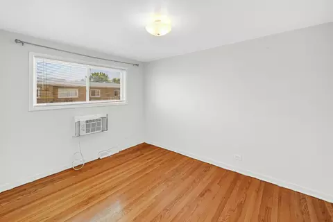 Bedroom - 8666 Gregory Ln #E, Des Plaines, IL 60016 photo 3 of 6