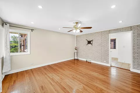 Living - 8666 Gregory Ln #E, Des Plaines, IL 60016 photo 1 of 3