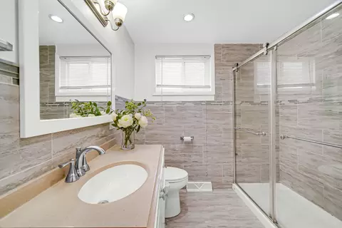 Bath - 8666 Gregory Ln #E, Des Plaines, IL 60016 photo 2 of 2