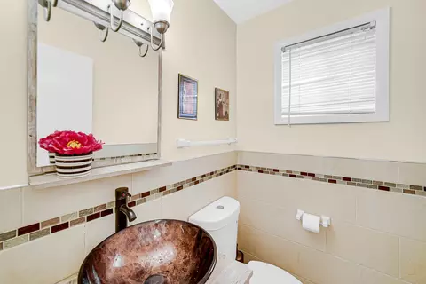 Bath - 8666 Gregory Ln #E, Des Plaines, IL 60016 photo 1 of 2