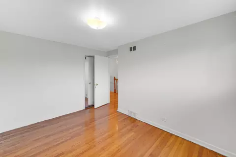 Bedroom - 8666 Gregory Ln #E, Des Plaines, IL 60016 photo 4 of 6