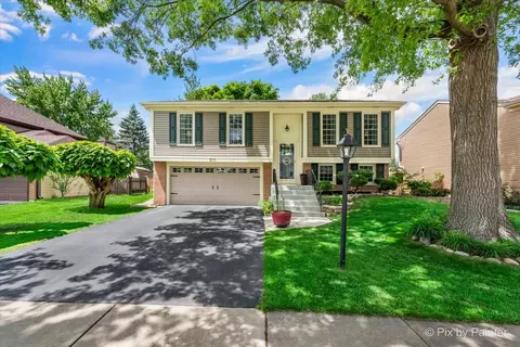 600 Radnor Dr, Roselle, IL 60172