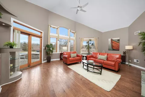 Living - 6206 Whiteoak Dr, Mchenry, IL 60050 photo 2 of 3