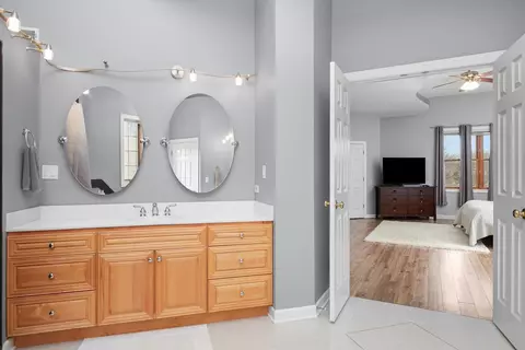Bath - 6206 Whiteoak Dr, Mchenry, IL 60050 photo 2 of 5