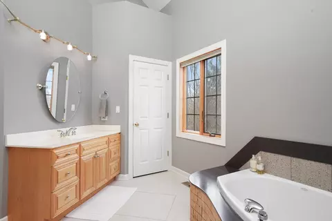 Bath - 6206 Whiteoak Dr, Mchenry, IL 60050 photo 3 of 5