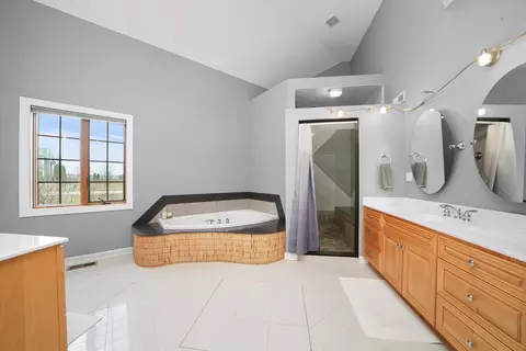 Bath - 6206 Whiteoak Dr, Mchenry, IL 60050 photo 4 of 5