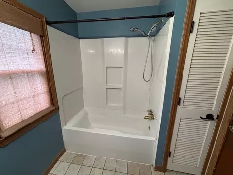 Bath - 704 Woolf Ct, Rochelle, IL 61068 photo 1 of 4