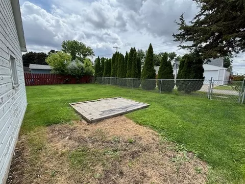 Exterior - 704 Woolf Ct, Rochelle, IL 61068 photo 6 of 7