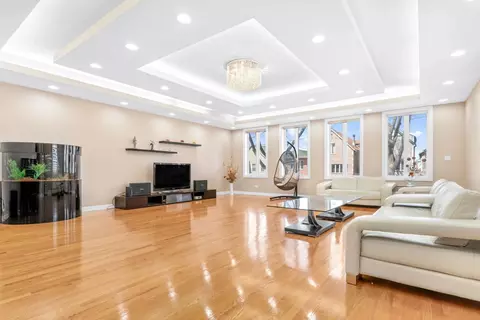 Living - 529 W 44th Pl, Chicago, IL 60609 photo 1 of 4