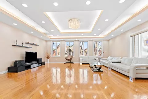 Living - 529 W 44th Pl, Chicago, IL 60609 photo 2 of 4