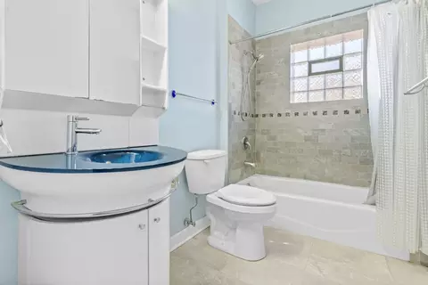 Bath - 529 W 44th Pl, Chicago, IL 60609 photo 9 of 9