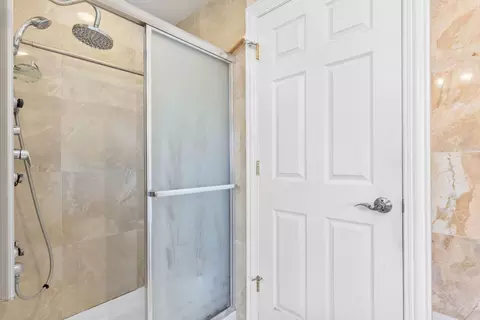 Bath - 529 W 44th Pl, Chicago, IL 60609 photo 7 of 9