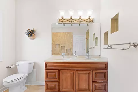 Bath - 529 W 44th Pl, Chicago, IL 60609 photo 8 of 9