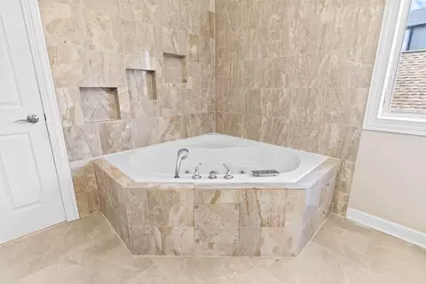 Bath - 529 W 44th Pl, Chicago, IL 60609 photo 3 of 9