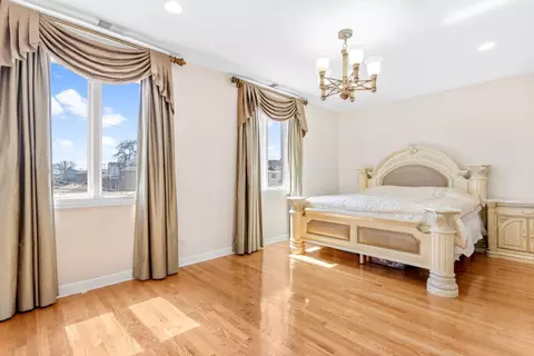 Bedroom - 529 W 44th Pl, Chicago, IL 60609 photo 1 of 14