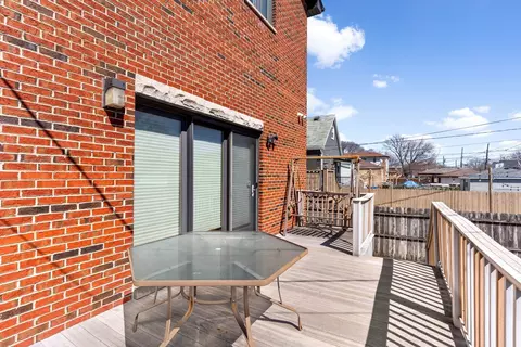 Exterior - 529 W 44th Pl, Chicago, IL 60609 photo 3 of 4