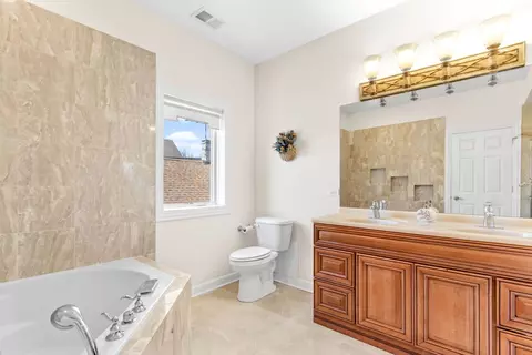Bath - 529 W 44th Pl, Chicago, IL 60609 photo 2 of 9