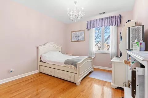 Bedroom - 529 W 44th Pl, Chicago, IL 60609 photo 11 of 14
