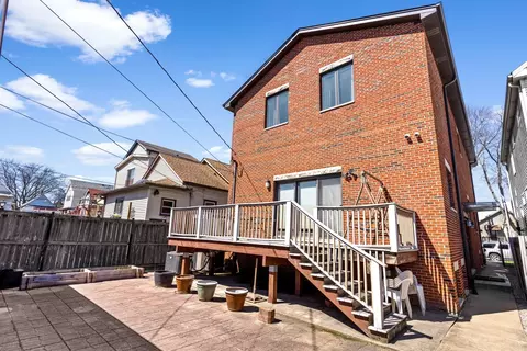 Exterior - 529 W 44th Pl, Chicago, IL 60609 photo 2 of 4