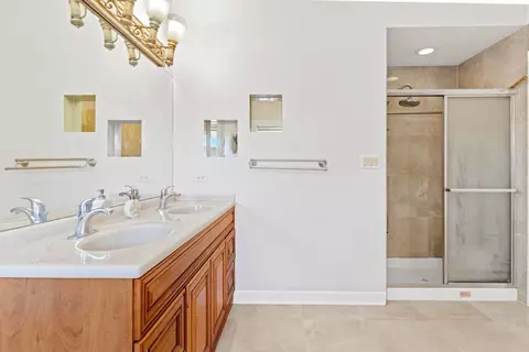 Bath - 529 W 44th Pl, Chicago, IL 60609 photo 6 of 9