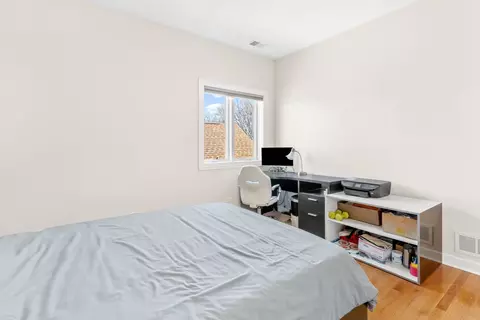 Bedroom - 529 W 44th Pl, Chicago, IL 60609 photo 7 of 14