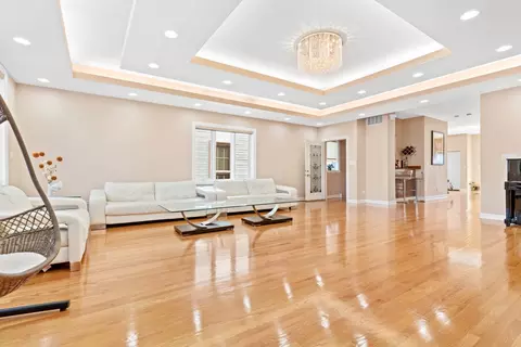 Living - 529 W 44th Pl, Chicago, IL 60609 photo 4 of 4