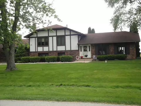 2848 E Spruce Dr, Crete, IL 60417 photo 1