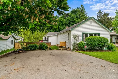 406 Lake Shore Blvd, Wauconda, IL 60084