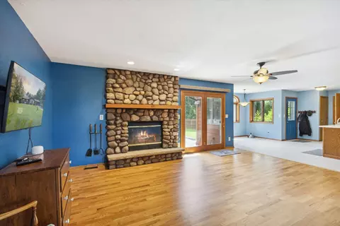 Living - 8519 Nolan St, Harvard, IL 60033 photo 4 of 7