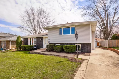 1312 Devonshire Dr, Joliet, IL 60435 photo 2