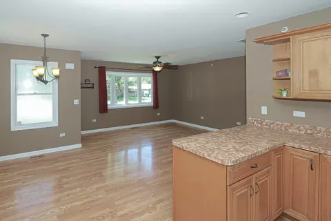 Living - 333 E Wayne Pl, Wheeling, IL 60090 photo 2 of 4