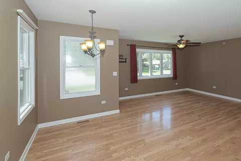 Living - 333 E Wayne Pl, Wheeling, IL 60090 photo 3 of 4