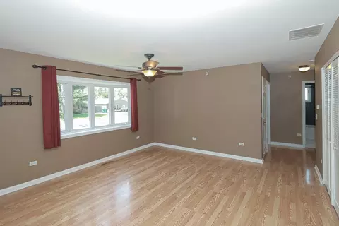 Living - 333 E Wayne Pl, Wheeling, IL 60090 photo 4 of 4