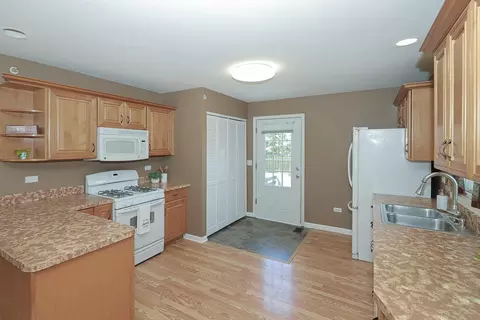 Kitchen - 333 E Wayne Pl, Wheeling, IL 60090 photo 2 of 3