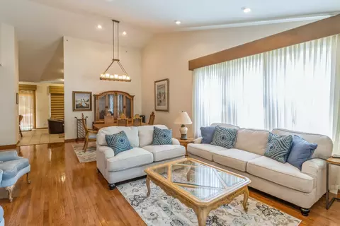 5865 Leeds Rd, Hoffman Estates, IL 60192 photo 3