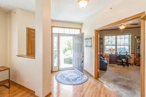 5865 Leeds Rd, Hoffman Estates, IL 60192 photo 2