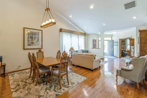 5865 Leeds Rd, Hoffman Estates, IL 60192 photo 4