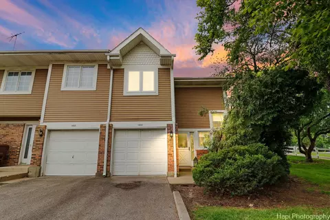 1400 Oak Leaf Ln, Woodstock, IL 60098