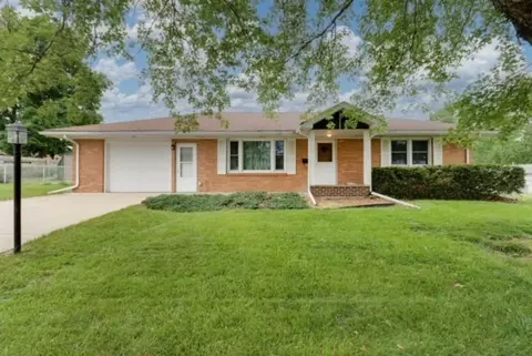 3 Linnwood St, Bloomington, IL 61701