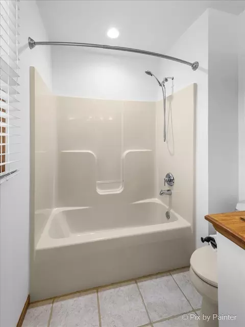 Bath - 595 Walnut Ct, Antioch, IL 60002 photo 3 of 4